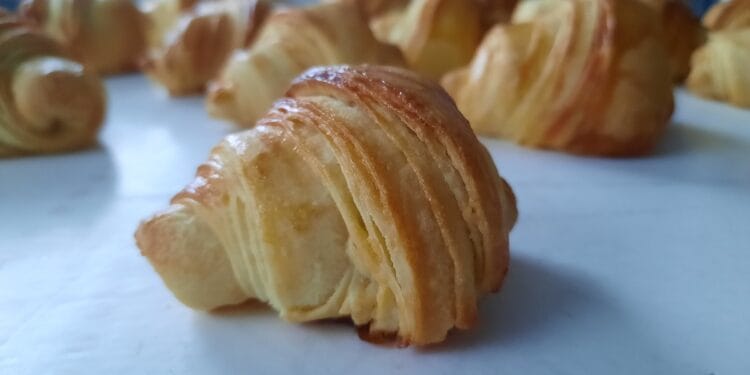 Les croissants sortis du four, avant d'être fourrés