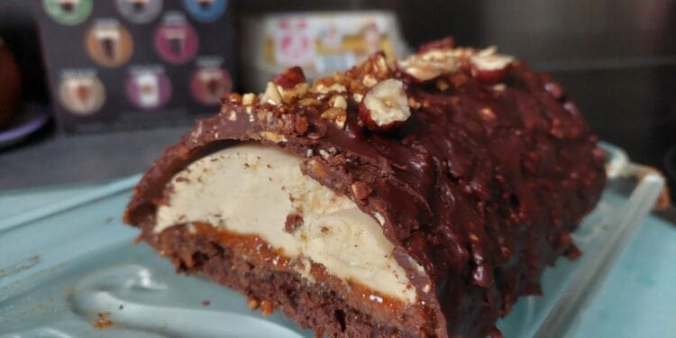 Bûche chocolat, vanille et praliné